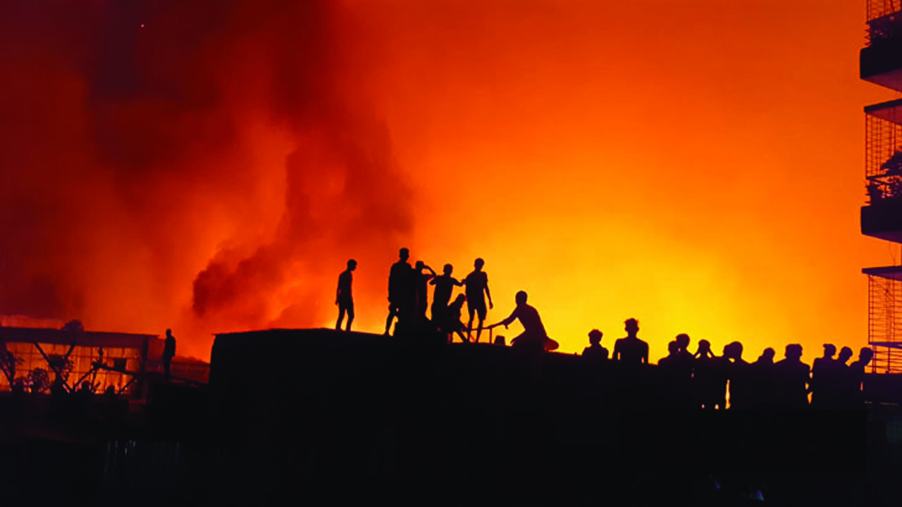 সাগরিকায় তেল কারখানায় ভয়াবহ আগুন