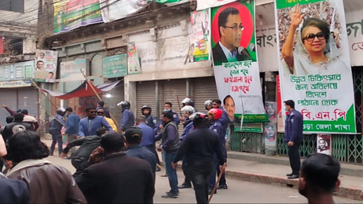 বগুড়ায় ছাত্রদল ও ছাত্রলীগের মধ্যো ধাওয়া পাল্টা ধাওয়া