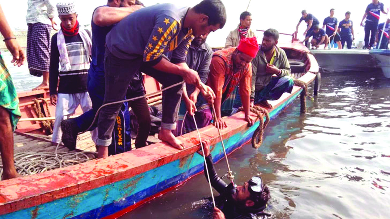 নারায়ণগঞ্জে ট্রলারডুবি, চালকসহ ৩ জনকে আসামি করে মামলা