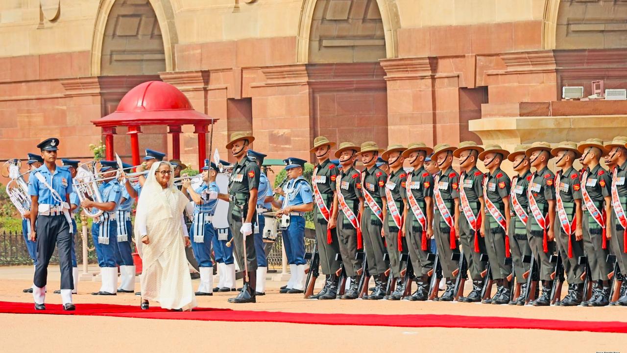 দিল্লির রাষ্ট্রপতি ভবনে শেখ হাসিনাকে লাল গালিচা সংবর্ধনা