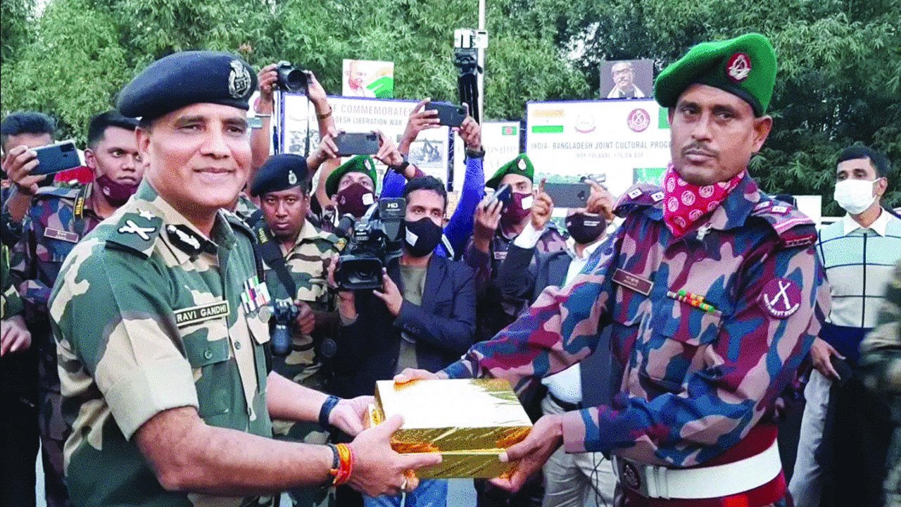 বিজয় দিবস উপলক্ষে বাংলাবান্ধায় বিজিবি-বিএসএফের যৌথ রিট্রিট সিরিমনি প্যারেড অনুষ্ঠিত