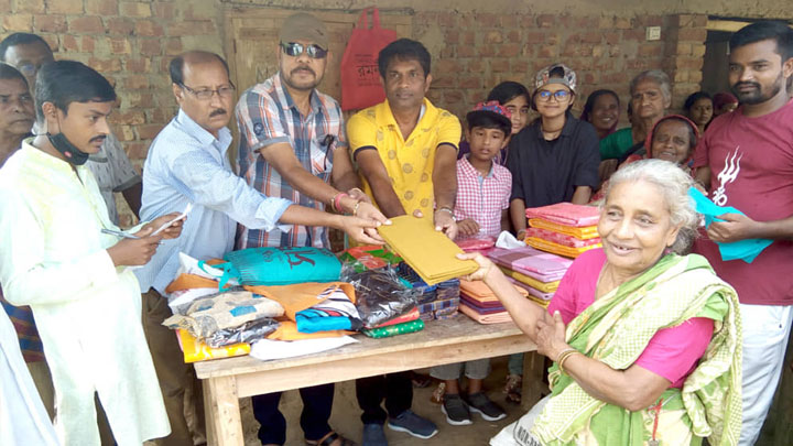 পুঁজায় দুস্থ্যদের মুখে হাসি ফোটাতে পাশে দাড়ালেন সমাজ সেবক আনন্দ গুপ্তা