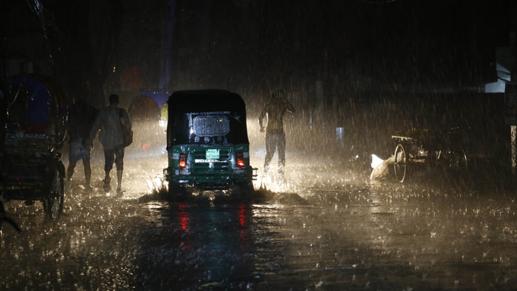 তপ্ত ঢাকায় ফের স্বস্তির বৃষ্টি